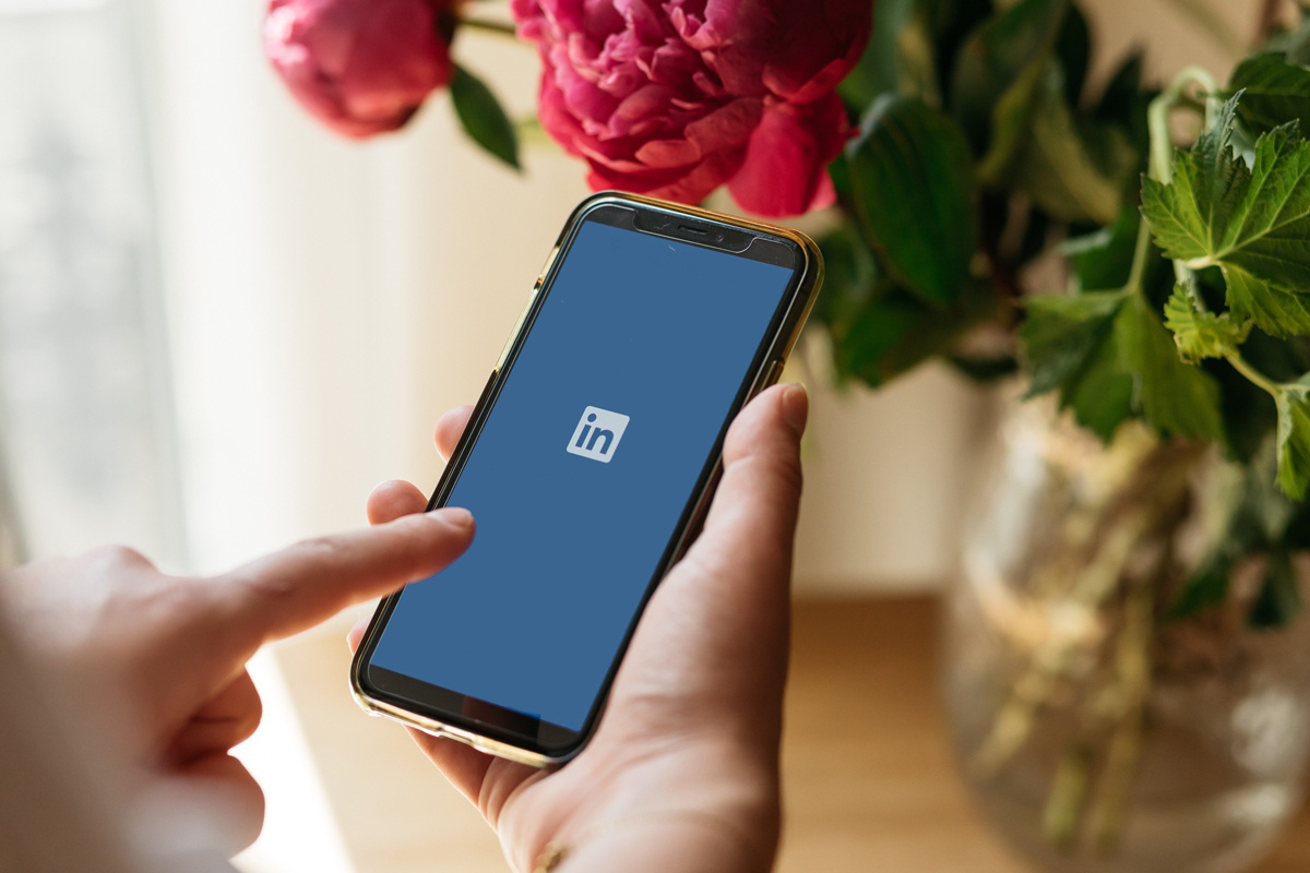 Por qué no indicar en tu título de LinkedIn que buscas trabajo