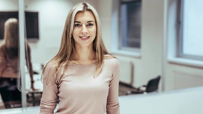 Veronika Hypšová, Associate Director